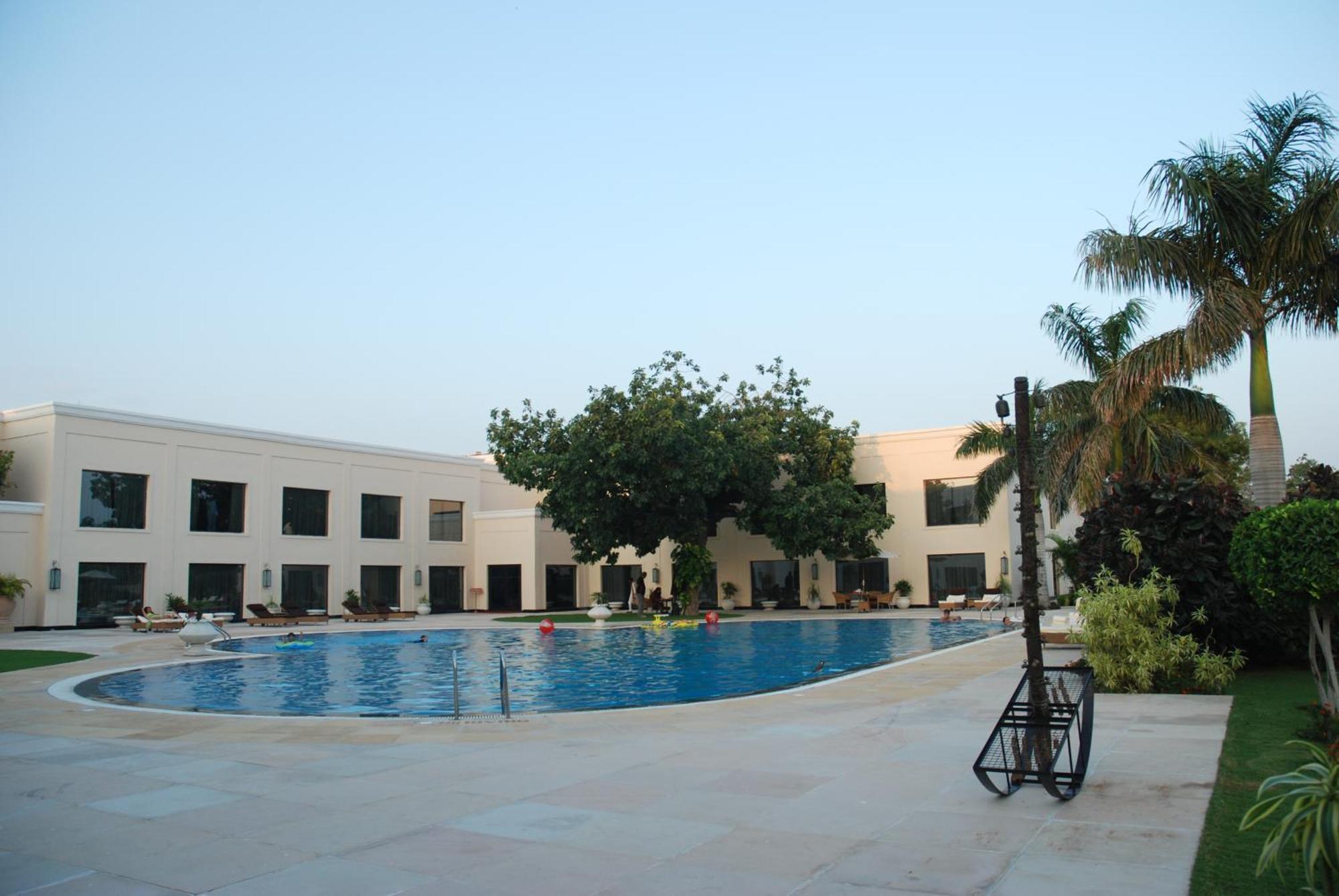 Hotel The Lalit Temple View à Khajurāho Extérieur photo