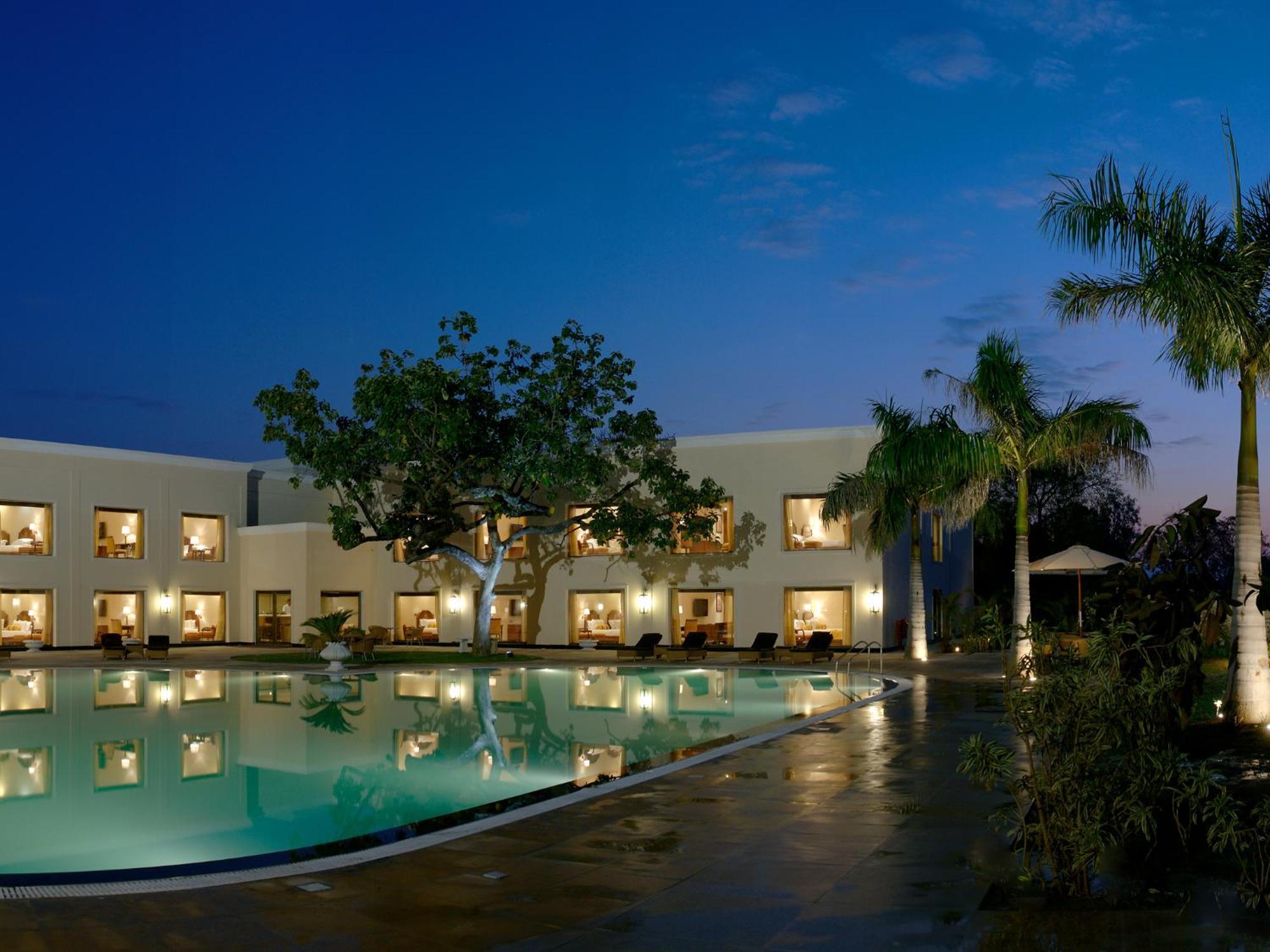 Hotel The Lalit Temple View à Khajurāho Extérieur photo