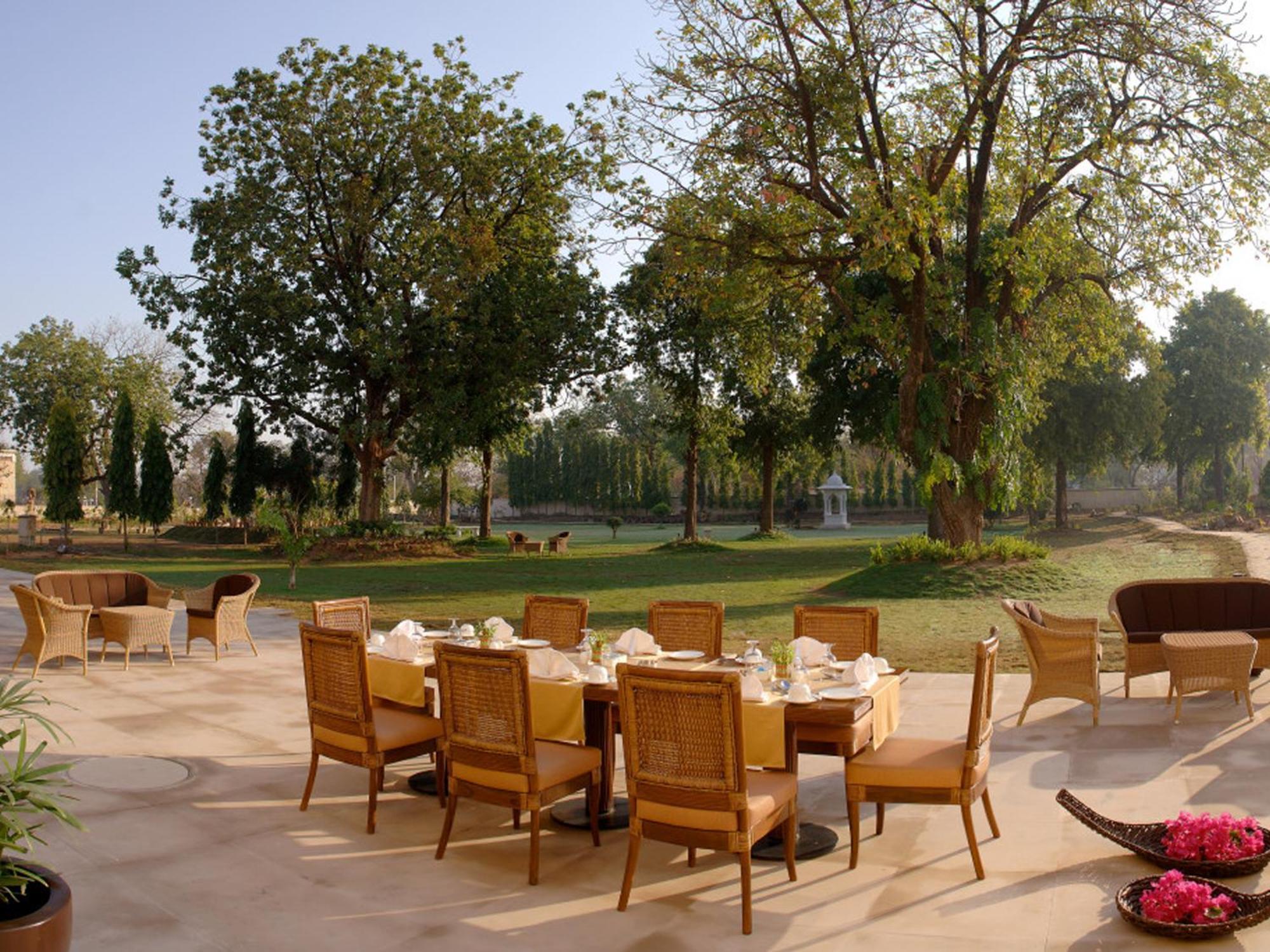 Hotel The Lalit Temple View à Khajurāho Extérieur photo