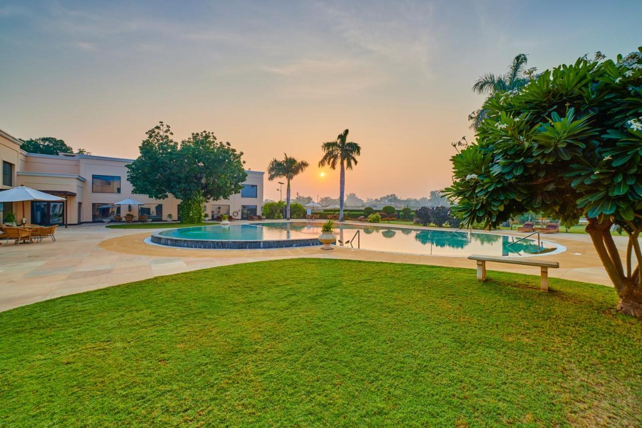 Hotel The Lalit Temple View à Khajurāho Extérieur photo